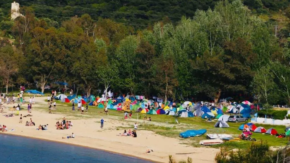 İzmir'in Koyları'nda bulunan kamp alanlarından biri olan Acar kamp alanının fotoğrafı.