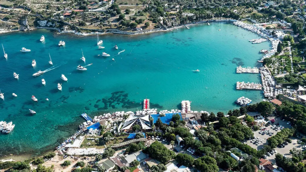 Çeşme Ayayorgi Koyu'nun kuşbakışı çekilmiş fotoğrafı.