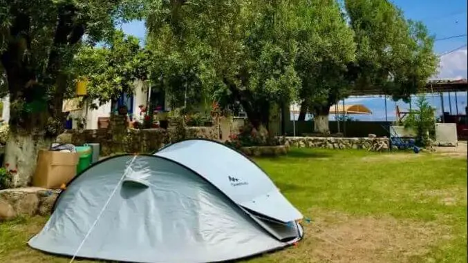 İzmir'in Koyları'ndaki kamp alanlarından  biri olan Dikili Huzur kamp alanının fotoğrafı.