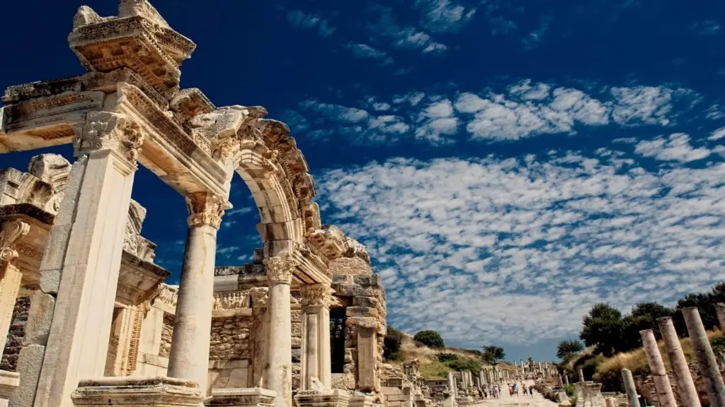İzmir'in Koylarına yakın gezilecek yerlerden biri olan Efes Antik Kenti.