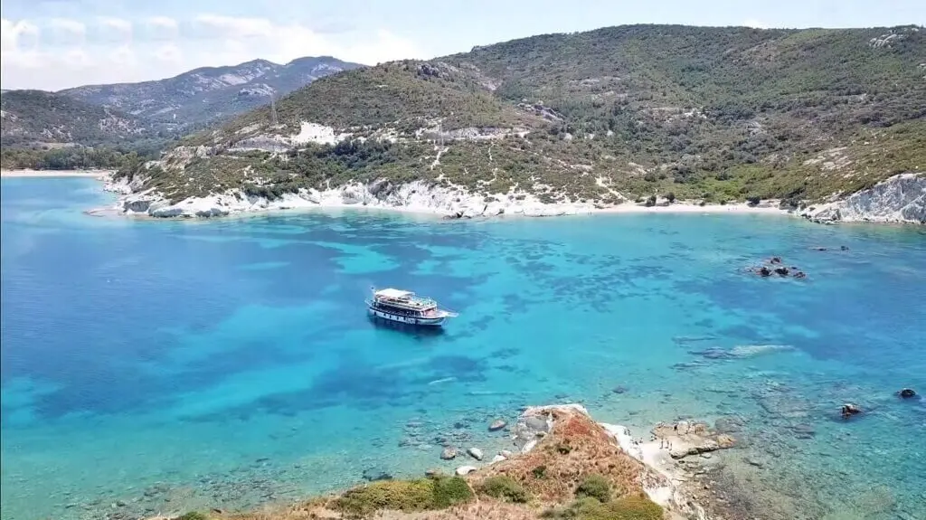 İzmir'in Koyları'nda bulunan Foça Mersinaki Koyu'nun üstten çekilmiş fotoğrafı.