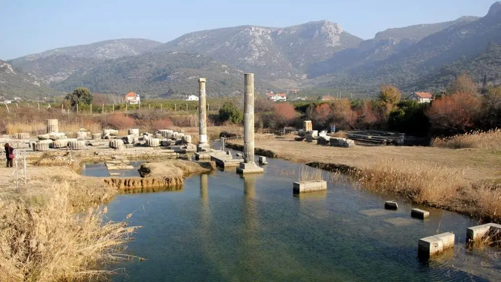 İzmir'in Koylarına yakın gezilecek yerlerden biri olan Klaros Antik kenti.
