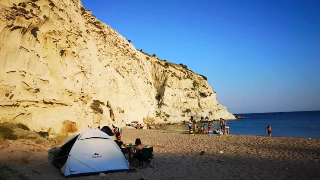 İzmir'in Koyları'ndaki kamp alanlarından  biri olan Kleopatra koyu kamp alanının fotoğrafı.