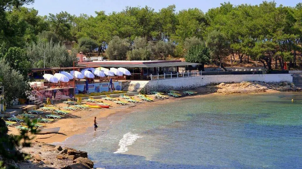 İzmir'in Koyları'nda bulunan özel plajlardan biri olan Kalemlik plajının fotoğrafı.