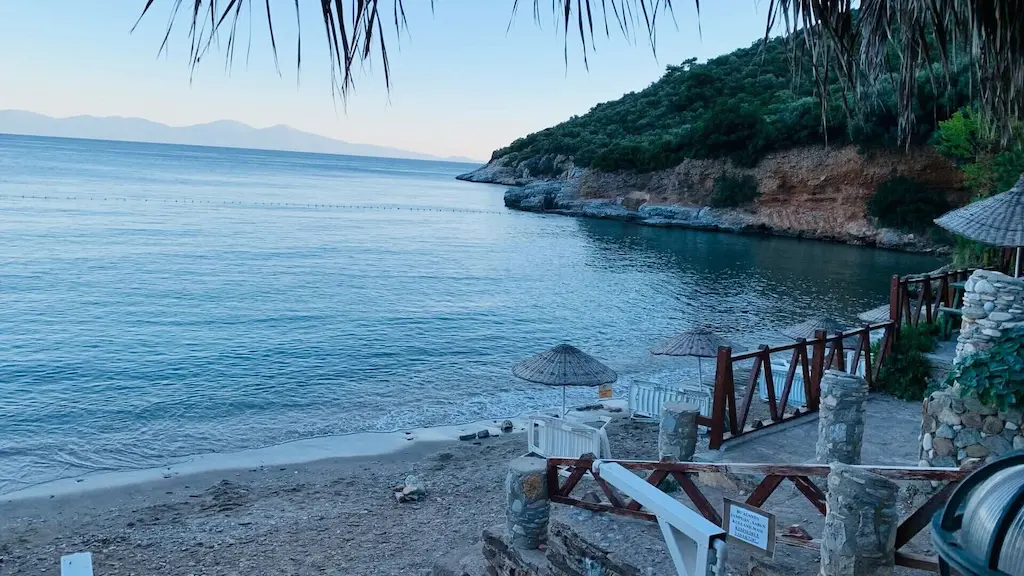 İzmir'in Koyları'ndaki özel plajlardan biri olan Kargacık koyu plajının fotoğrafı.