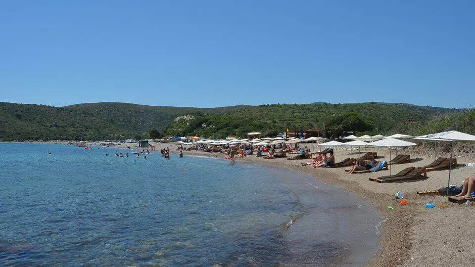 İzmir'in Koyları'nda bulunan özel plajlardan biri olan Melengeç plajının fotoğrafı.