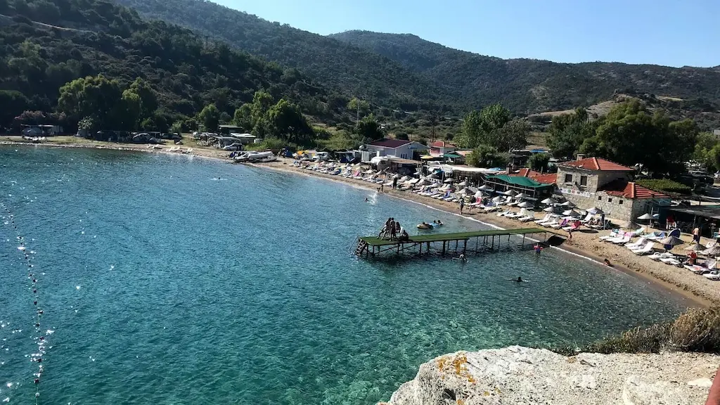 İzmir'in Koyları'ndaki özel plajlardan biri olan Sazlıca koyu plajının fotoğrafı.