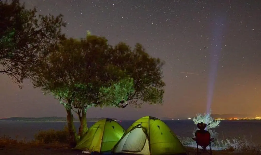 İzmir'in Koyları'ndaki kamp alanlarından  biri olan Pissa koyu kamp alanının fotoğrafı.