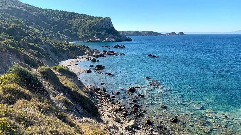 İzmir'in Koyları'nda bulunan Seferhisar Maden Koyu'nun üstten çekilmiş fotoğrafı.